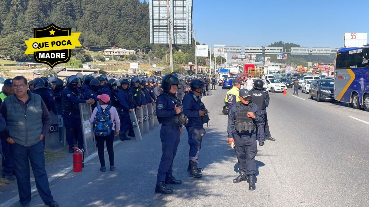 QuePocaMadre_Mx's tweet photo. 🚫 LA TIERRA NO SE VENDE ‼️🎥
#AlertaVial 

Comuneros de #Acazulco mantienen un #bloqueo sobre la carretera #México-#Toluca, a la altura de #LaMarquesa, en #Ocoyoacac, #Edomex; exigen la defensa de sus tierras.
⚠️ Extreme precauciones y utilice vías alternas. https://t.co/U1mOlenShA