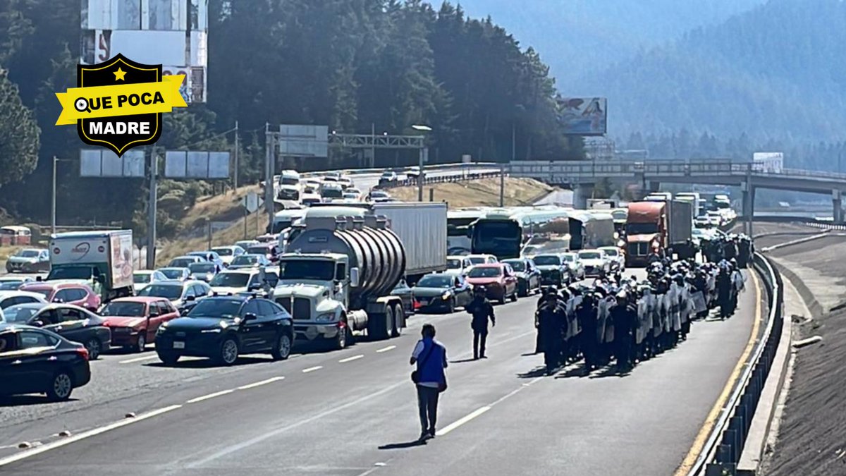 QuePocaMadre_Mx's tweet photo. 🚫 LA TIERRA NO SE VENDE ‼️🎥
#AlertaVial 

Comuneros de #Acazulco mantienen un #bloqueo sobre la carretera #México-#Toluca, a la altura de #LaMarquesa, en #Ocoyoacac, #Edomex; exigen la defensa de sus tierras.
⚠️ Extreme precauciones y utilice vías alternas. https://t.co/U1mOlenShA
