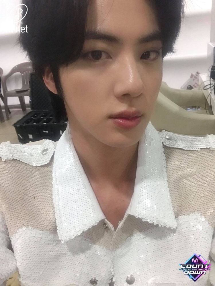 hourjinnie's tweet photo. D-418
#JIN selca of that day 
#WaitingForTheAstronaut https://t.co/1tUsruyZ5I