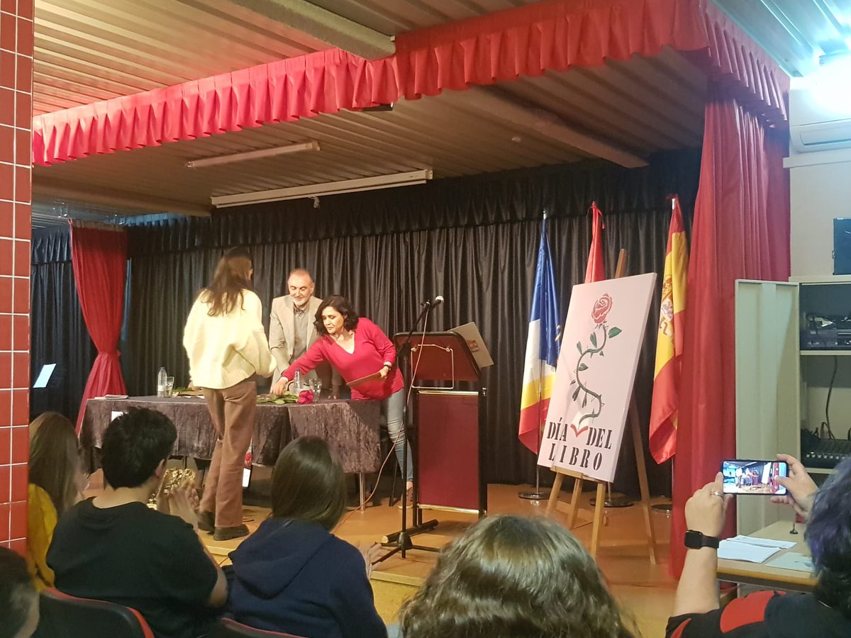 IESLasRozas1's tweet photo. ¡Hoy hemos celebrado el Día del Libro! Precioso encuentro con la poetisa @martabico (¡gracias!) Y entrega de premios a los ganadores del Concurso literario con regalo de rosas para todos 🌹🌹🌹 https://t.co/949OuWhHij