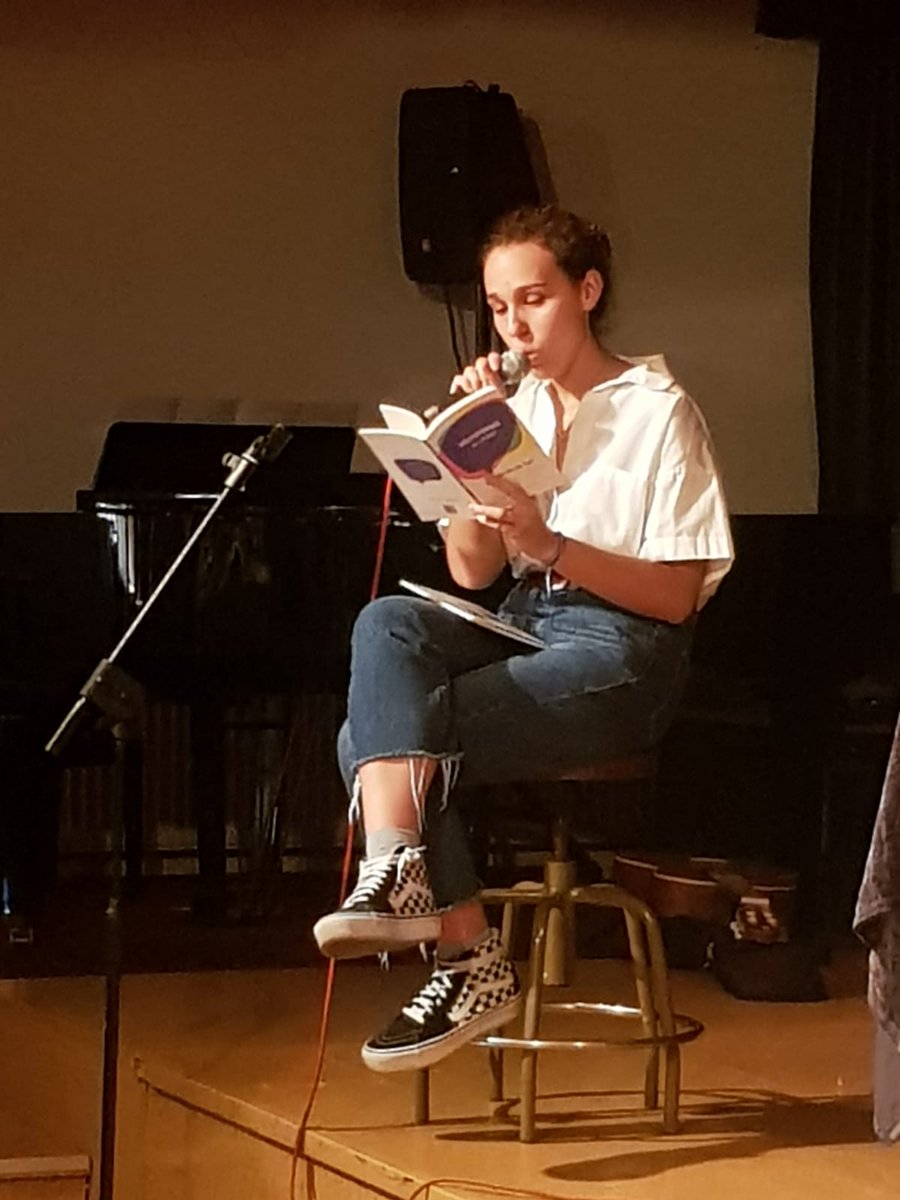 IESLasRozas1's tweet photo. ¡Hoy hemos celebrado el Día del Libro! Precioso encuentro con la poetisa @martabico (¡gracias!) Y entrega de premios a los ganadores del Concurso literario con regalo de rosas para todos 🌹🌹🌹 https://t.co/949OuWhHij