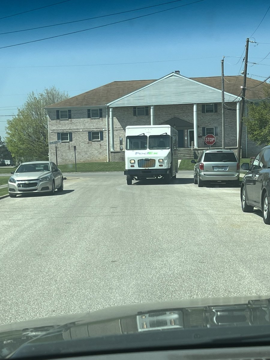 Von_Changg's tweet photo. Amazing parking job @FedEx https://t.co/lplPsqmUbu
