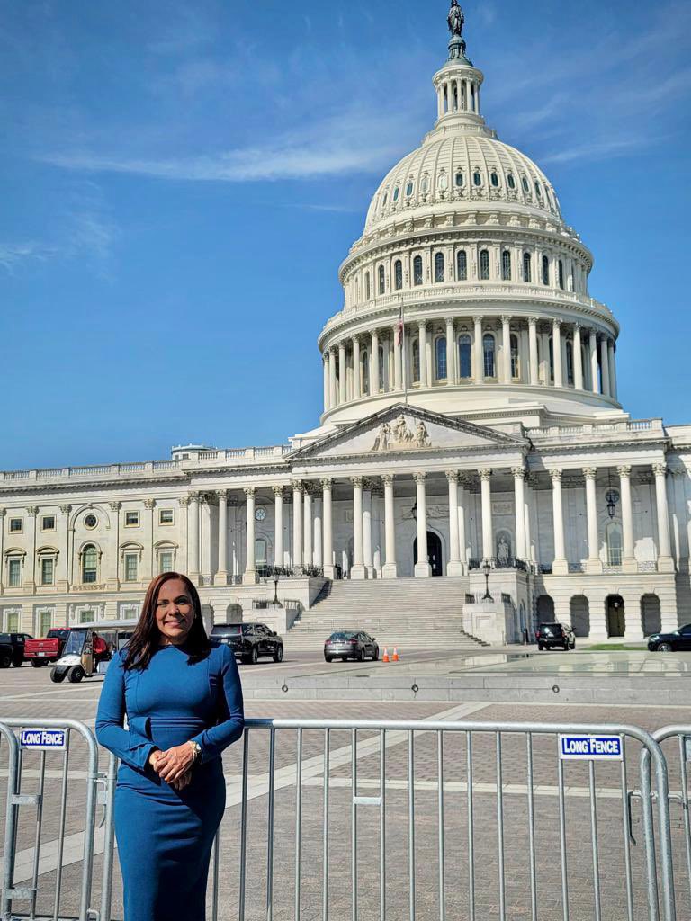 RosachelyRivera's tweet image. Hoy participé en la radicación de la Ley del Estatus de Puerto Rico en el Congreso de los Estados Unidos junto a la comisionada residente,@RepJenniffer , el @GovPierluisi , y varios alcaldes. 
Continuamos con la lucha por la igualdad plena para todos los puertorriqueños.