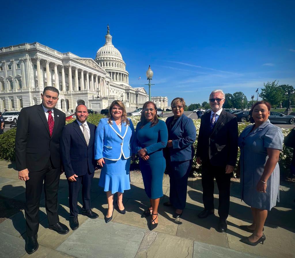 RosachelyRivera's tweet image. Hoy participé en la radicación de la Ley del Estatus de Puerto Rico en el Congreso de los Estados Unidos junto a la comisionada residente,@RepJenniffer , el @GovPierluisi , y varios alcaldes. 
Continuamos con la lucha por la igualdad plena para todos los puertorriqueños.