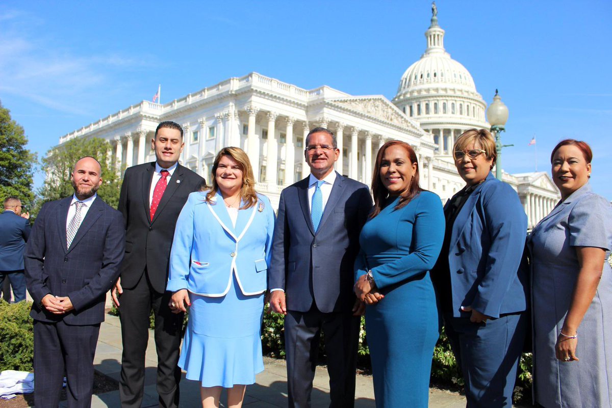 RosachelyRivera's tweet image. Hoy participé en la radicación de la Ley del Estatus de Puerto Rico en el Congreso de los Estados Unidos junto a la comisionada residente,@RepJenniffer , el @GovPierluisi , y varios alcaldes. 
Continuamos con la lucha por la igualdad plena para todos los puertorriqueños.