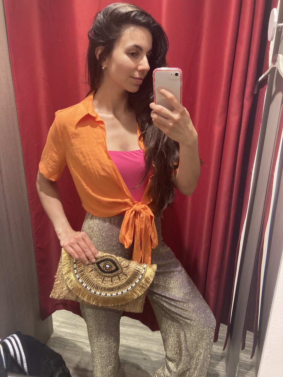feemaitresse's tweet photo. Aujourd’hui, shopping ! C’est les vacances alors je profite ☺️ #maternelle #profdesecoles #petitesection #moyennesection #montessori #shopping #mode https://t.co/LBI7Jz20nO