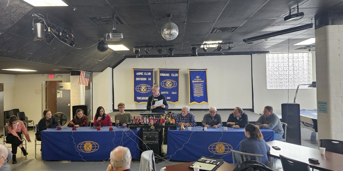 OF_academicteam's tweet photo. It’s been a few years but Battle of the Brains returned to Olmsted Falls on Tuesday! We had a great time hanging out with the Olmsted Falls Kiwanis Club-thanks for hosting us!! 🐾💪🏻🧠 https://t.co/W2OCQch2KI