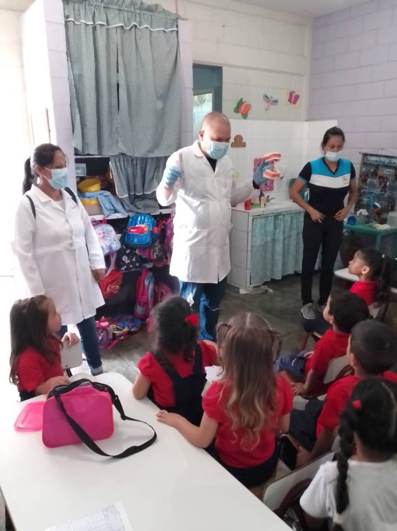 JoaquinDuranVi1's tweet photo. Los Odontologos del Estado Trujillo en el Programa Salud va a la escuela. Realizando actividades educativas a nuestros niños sobre la importancia del cepillado dental. 
#60AñosSalvandoVidas 
#CubaPorLaVida 
#CubaPorLaSalud 
@Cubacooperaven 
@cubacooperaveTR https://t.co/hEkwubq35U