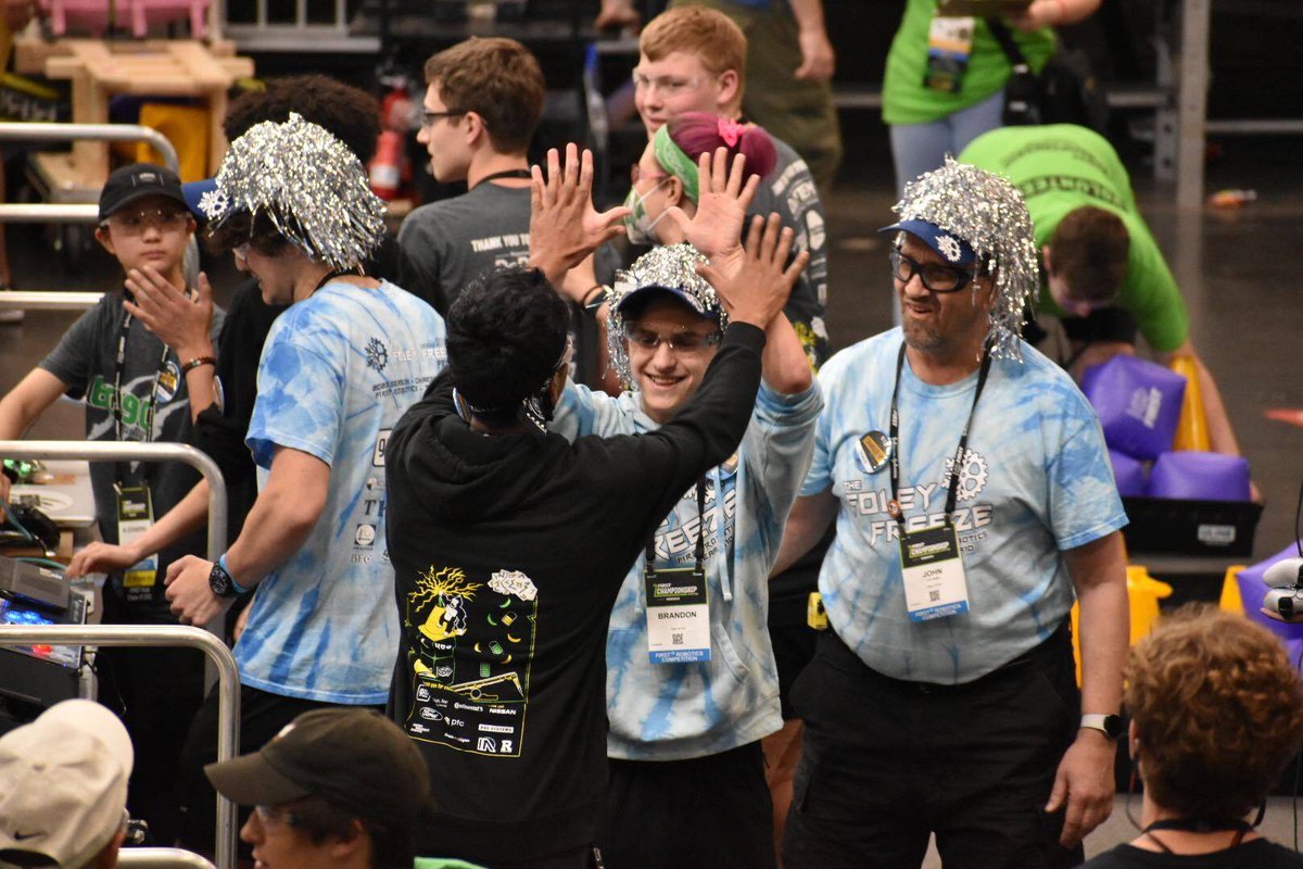 FRC910's tweet photo. That's a win from the All-Michigan alliance! We won a nail-biting match 155-146 with @FRC469 and @wildcats6090 ! We're making the mitten look good! #FIRSTCMP #omgrobots ⚙️❄️ https://t.co/A0DH0qMQL8