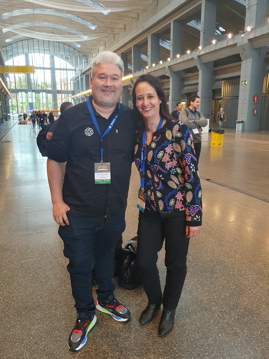 yocomu's tweet photo. Cosas bonitas de #MundoHackerDay desvirtualizar al fin al gran @JaimeARestrepo_ de @DragonJAR al que casi le hackeo el móvil que quedó a mi merced 🤣  y reencontrarme con mi apreciado @cloureiro80 y la crack @martrudix entre otros muchos. Grandes momentos para el recuerdo. https://t.co/i0yXxYCRmf
