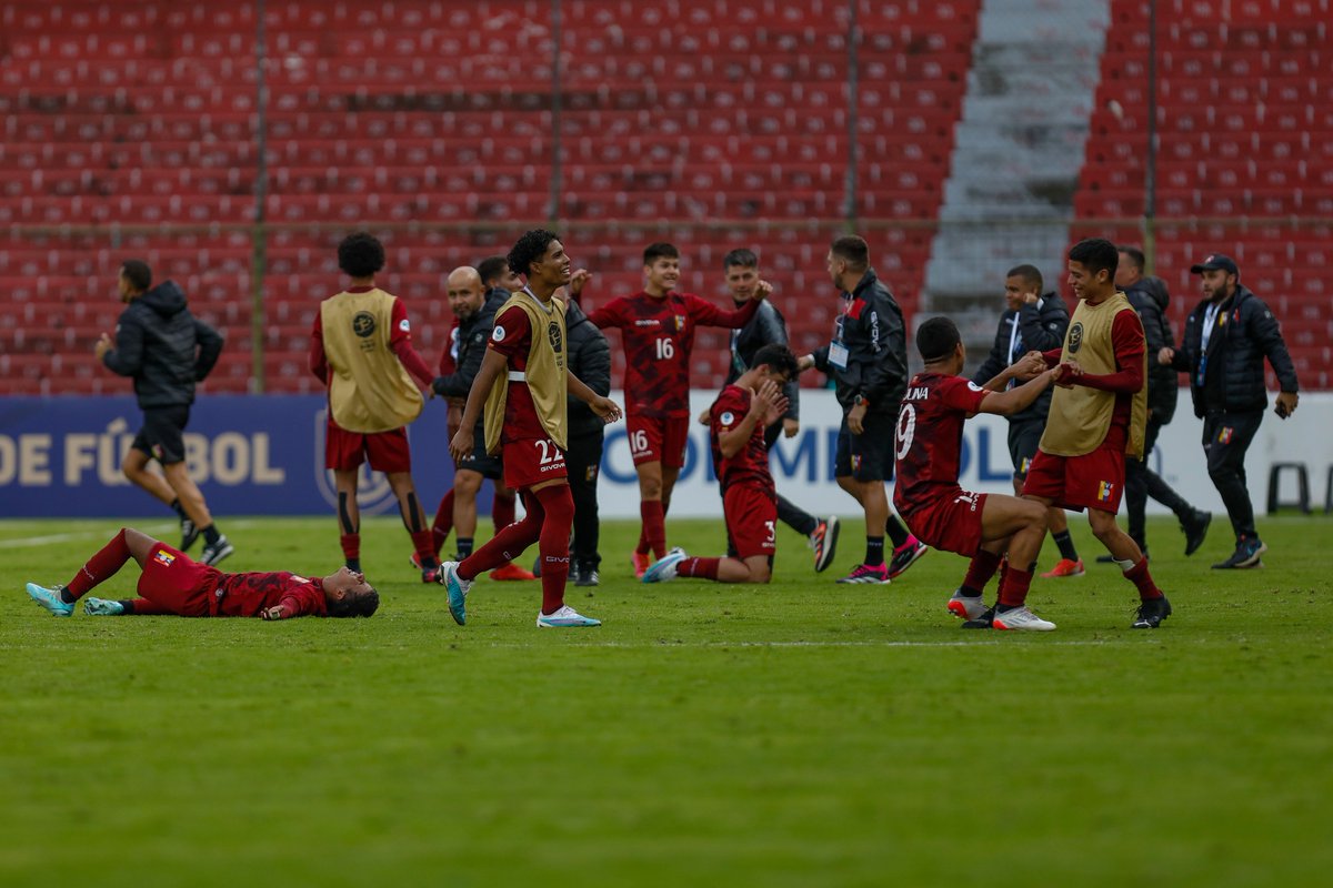 ¡Las fotos de los festejos de la Vinotinto! <a href="/juvenilesfvf/">Juveniles Vinotinto</a>  celebró la victoria y la clasificación a la <a href="/FIFAWorldCup/">FIFA World Cup</a>  #Sub17. 📸🎉