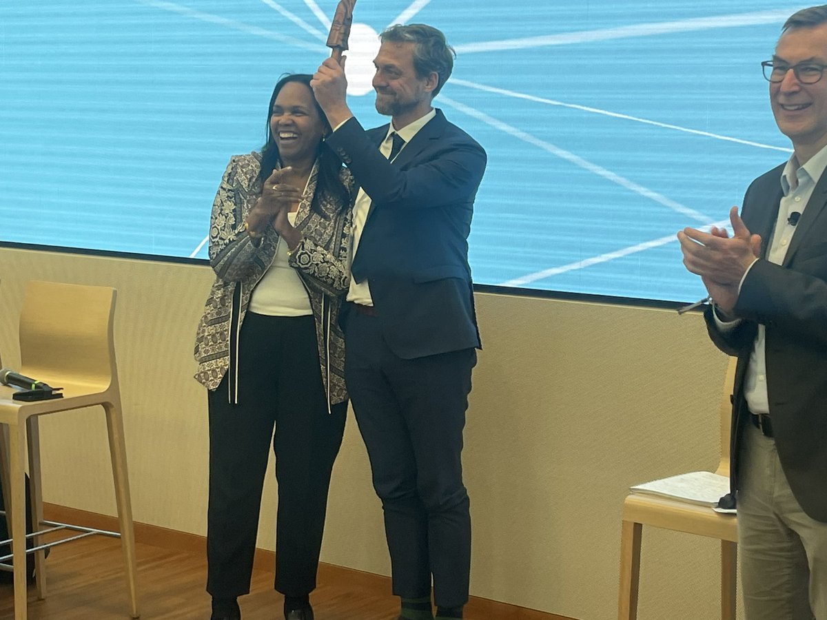 @bancaetica taking talking stick from <a href="/AmalgamatedBank/">Amalgamated Bank</a> for next 2024 agm of <a href="/bankingonvalues/">Global Alliance for Banking on Values (GABV)</a> to be held in Italy! 

<a href="/dariobrollo/">dariO brollO</a>