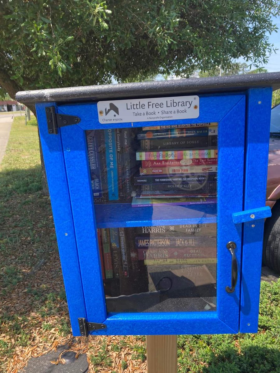 BeebsJoy's tweet image. Filled another #freelittlelibrary box this morning on the way to work!