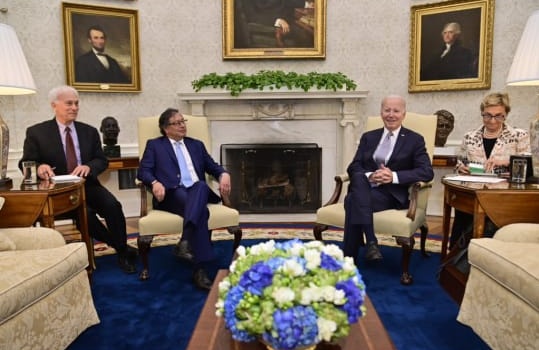 HOLLMANMORRIS's tweet photo. ATENCIÓN HISTÓRICO

Esta fotografía sin lugar a dudas pasará a la historia, el primer presidente de izquierda progresista colombiano con el presidente de los Estados Unidos.

En tan solo 8 meses de gobierno, @petrogustavo es recibido por el presidente de los Estados Unidos @POTUS.

Una relación bajo el respeto y un nuevo paradigma que nos aleje del fracaso de la guerra contra las drogas. 

El cambio es imparable ✊🏼