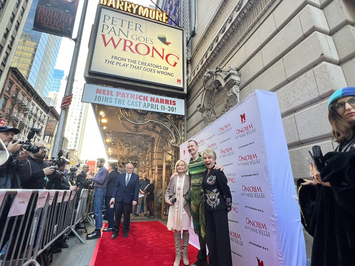 Gleafpro's tweet photo. The three most famous Pans of all time: #SandyDuncan #CathyRigby and #JonathanSomething. Clap if you believe!
#peterpangoeswrong #peterpanbroadway #mischief #playthatgoeswrong #barrymoretheatre #redcarpet #openingnight #closingnight https://t.co/xJWBIfVrRe
