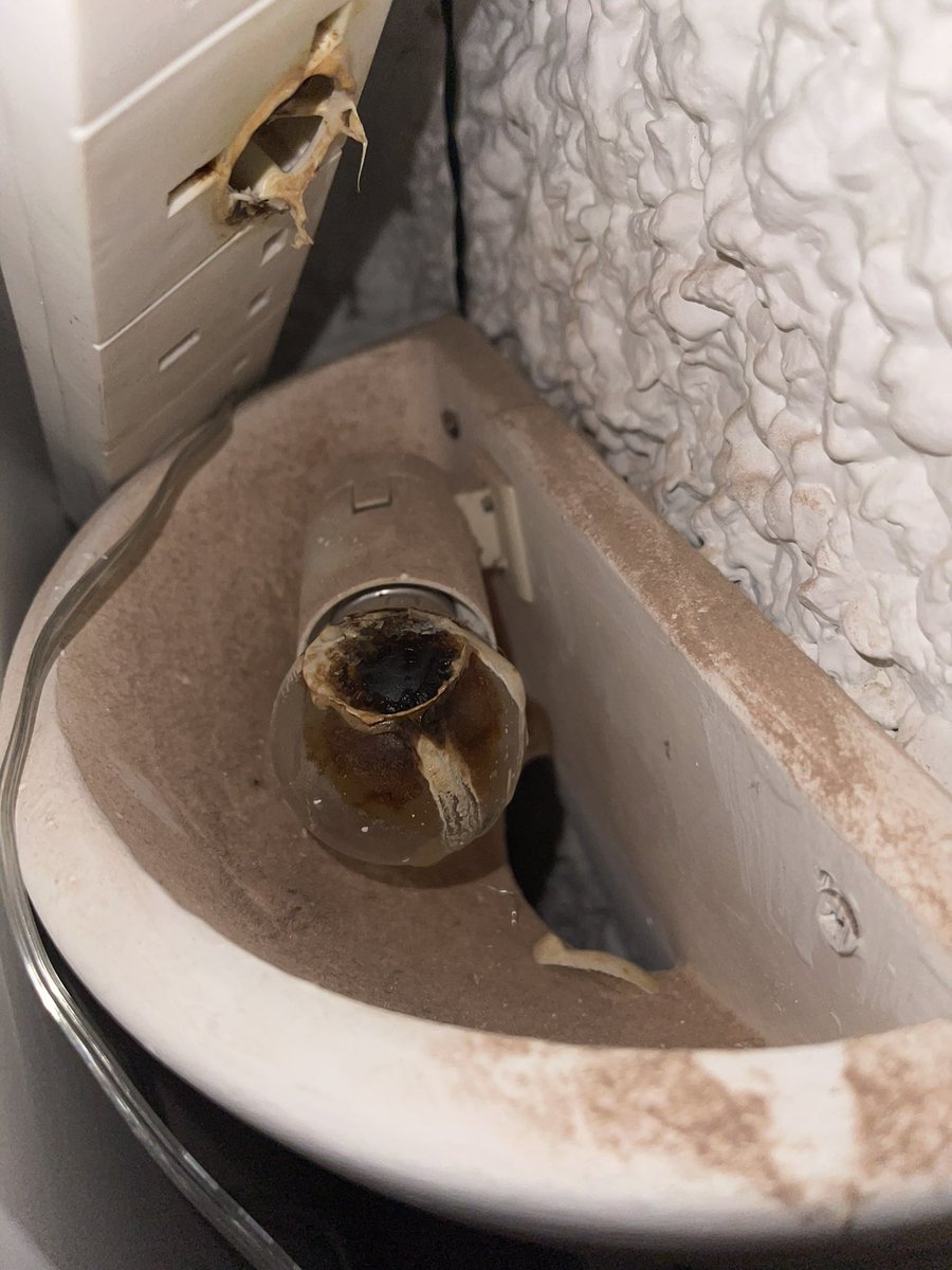 tylvh_'s tweet photo. And this is why you don’t cover lightbulbs (or use the wall light as a shelf for the extension cable) 😰 https://t.co/VGX4WmqBX0