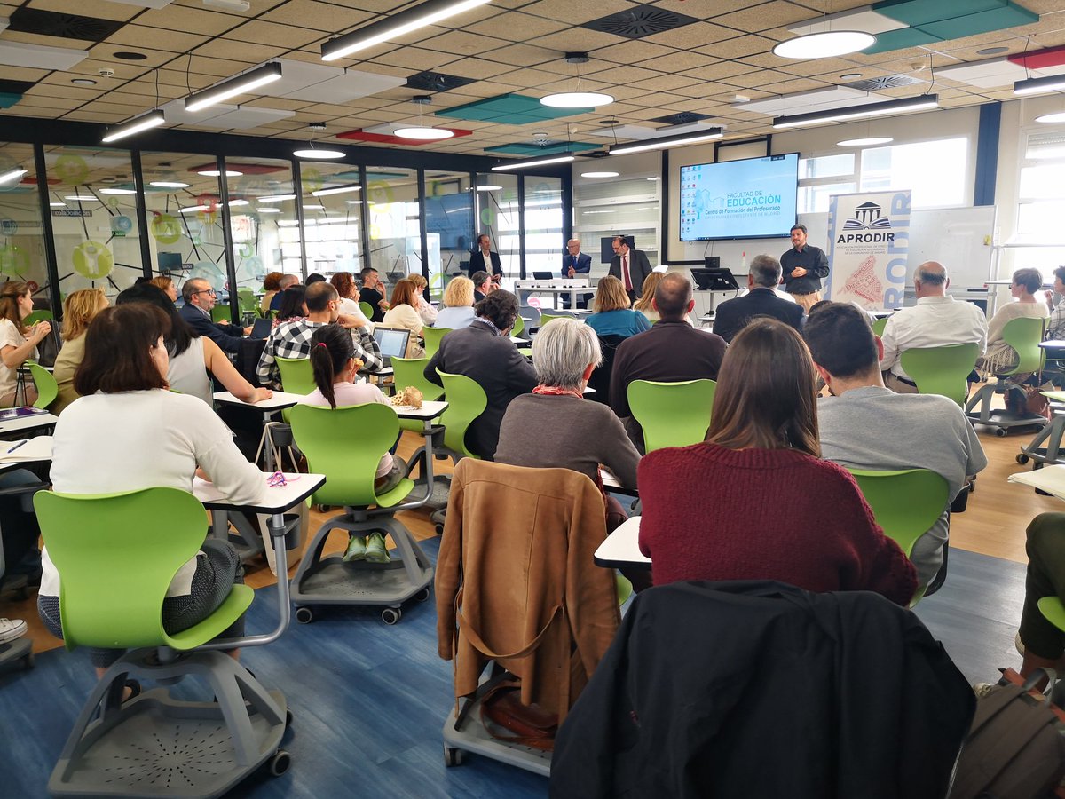 Muchas gracias a todos los asistentes a la Jornada profesional técnica celebrada está tarde en la facultad de educación de la UCM. Equipos directivos de escuelas compartiendo dudas y recibiendo respuestas para sus planes de estudios.