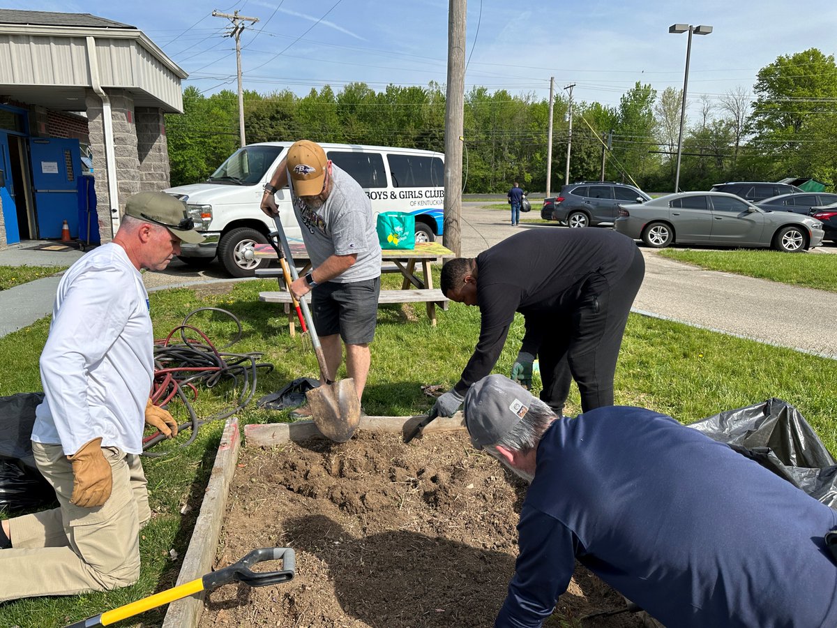 FBILouisville's tweet photo. This morning, #FBILouisville participated in the Mayor's #GiveADay at @BGCKentuckiana's Newburg Club. We appreciate the opportunity to give back to the communities we serve. https://t.co/Bp9p7SDPOJ