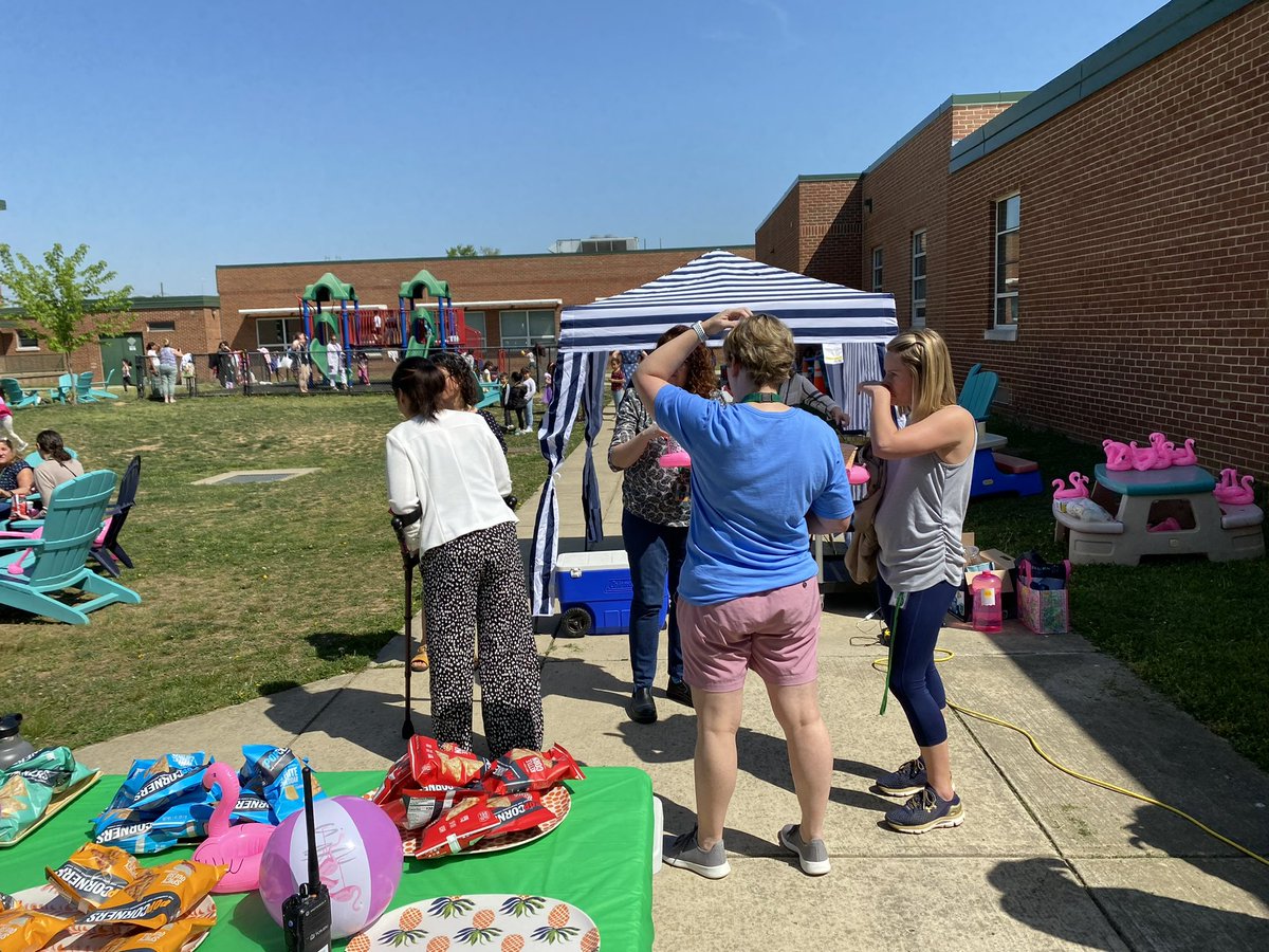 LynbrookES_FCPS's tweet photo. More #poolsidecabana pics!!! ❤️❤️ https://t.co/j5wY9gom56