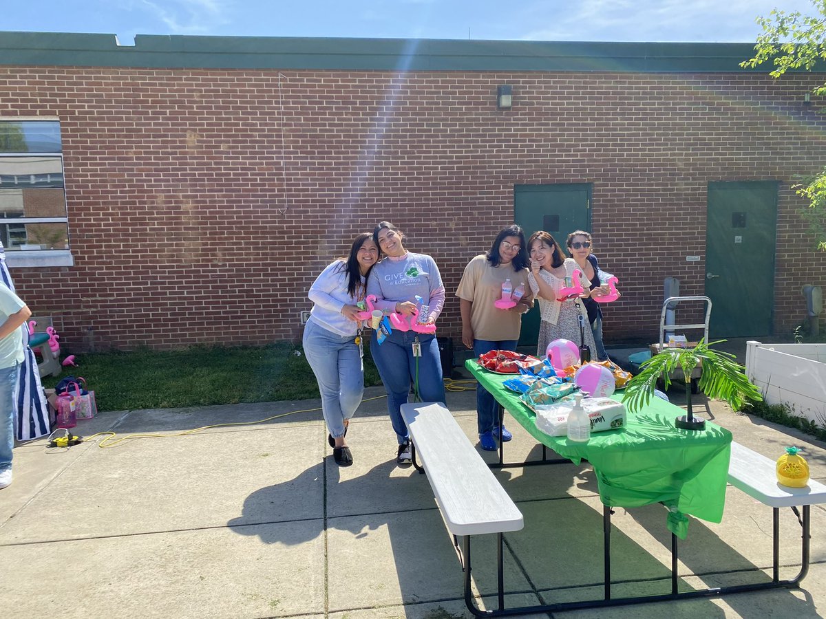 LynbrookES_FCPS's tweet photo. More #poolsidecabana pics!!! ❤️❤️ https://t.co/j5wY9gom56