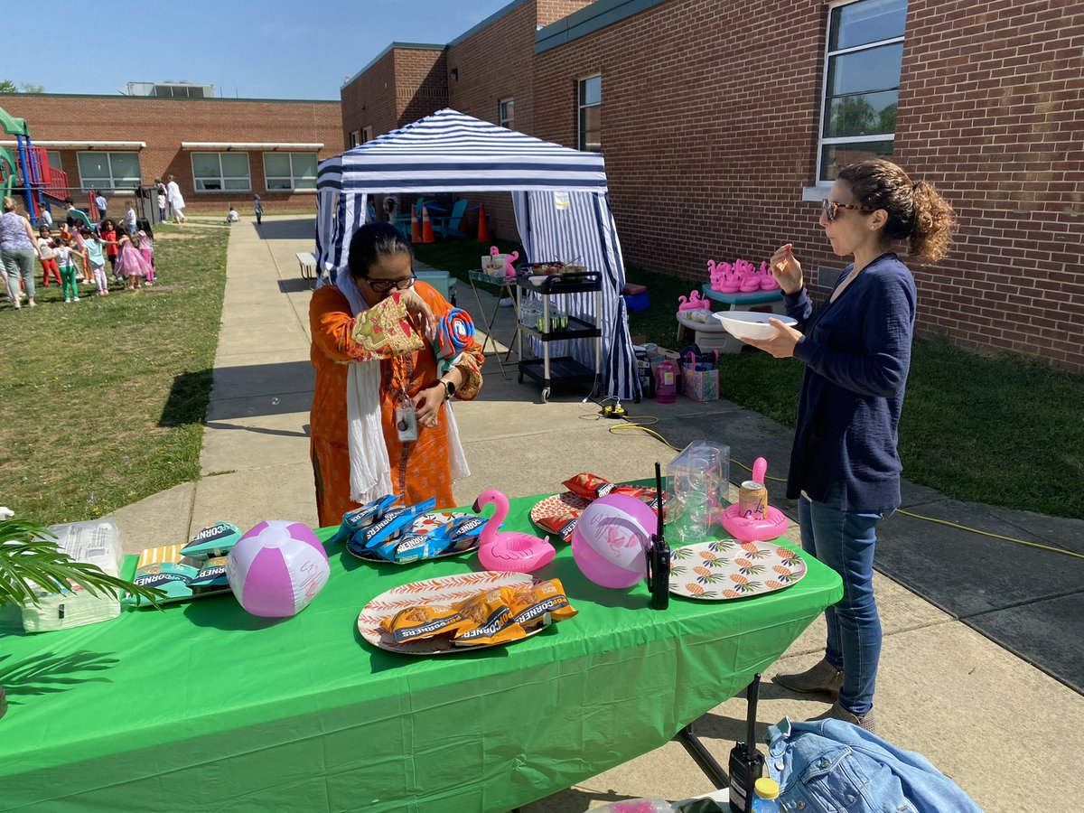 LynbrookES_FCPS's tweet photo. More #poolsidecabana pics!!! ❤️❤️ https://t.co/j5wY9gom56