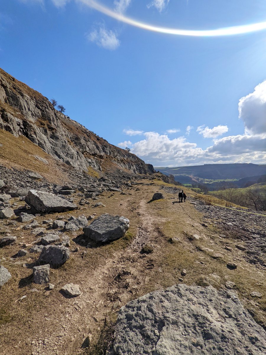 ProAdventure's tweet photo. How incredible was the sunshine today! Perfect weather for exploring with a black labrador that loves the sunshine! 🌤
You could see for miles from Dinas Bran today!
How did you spend your day in the sunshine?
#Llangollen #Outdoors #TrevorRocks #ProAdventure https://t.co/NNPKiv0itj