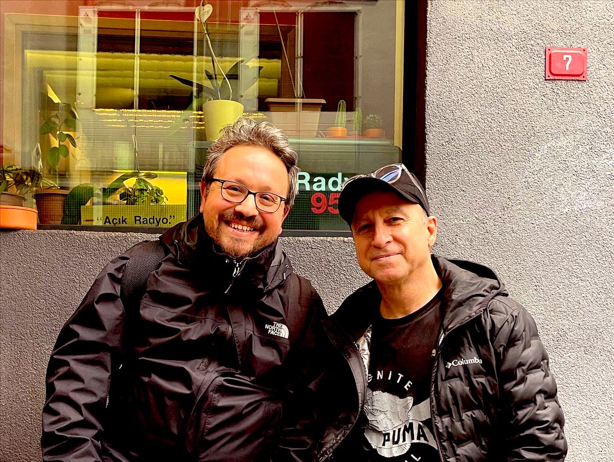 Bugün <a href="/acikradyo/">Apaçık Radyo</a> ’da usta radyo programcısı <a href="/leventoget/">Levent Öget</a> ’in konuğu oldum. Keyifli muhabbetimizde Uluslararası Caz Günü’nden, @borusanmuzikevi ‘nde gerçekleşecek James Brandon Lewis konserinden, web yayıncılığından ve <a href="/darkbluenotes/">Dark Blue Notes</a> ailemizden bahsettik. Çok teşekkür ederim #Jazz