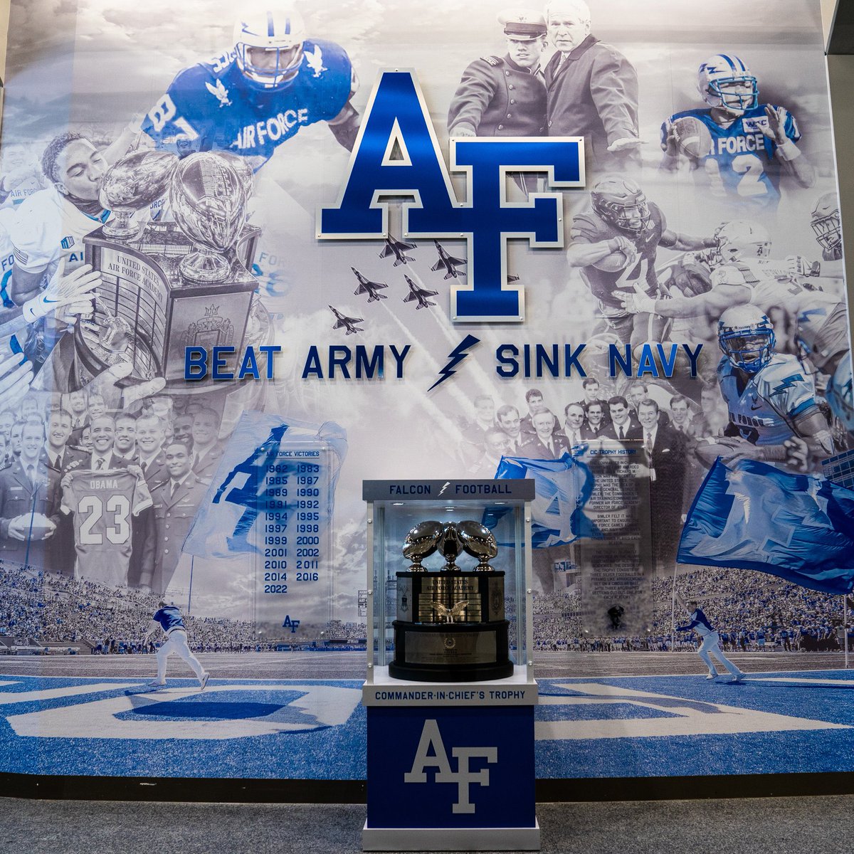 CoachWhit_UW's tweet photo. Man what a beautiful sight 🤩 #BoltBrotherhood #CICChamps           ⚡️🏆⚡️��� https://t.co/nEuO5O0uWG