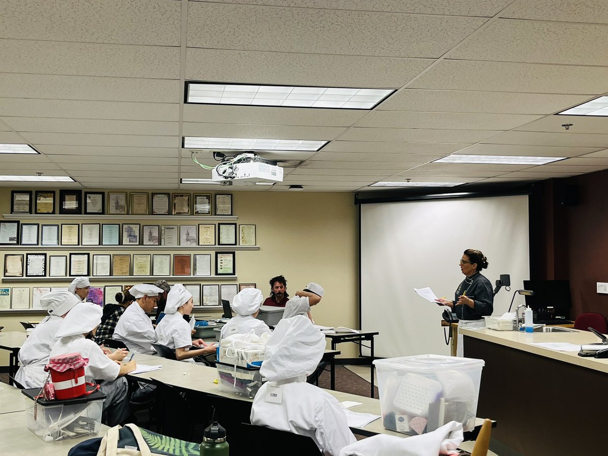 yvonhicks's tweet photo. NWCTA headed into SkillsUSA Culinary Program Competition! Let’s Go Hawks! @NWCTAPrincipal @CCSDMagnet https://t.co/RjVBhPNB2A