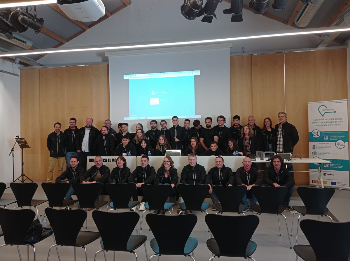 bibliomolins's tweet photo. Us deixem unes imatges de la presentació del projecte #Dumpway de gestió intel·ligent de recollida de contenidors, a la #BibliotecaelMolí, elaborat cooperativament per @EASOPolitek, @iesteveterradas i @bernatelferrer 🤖 https://t.co/CsFjmQKGv5