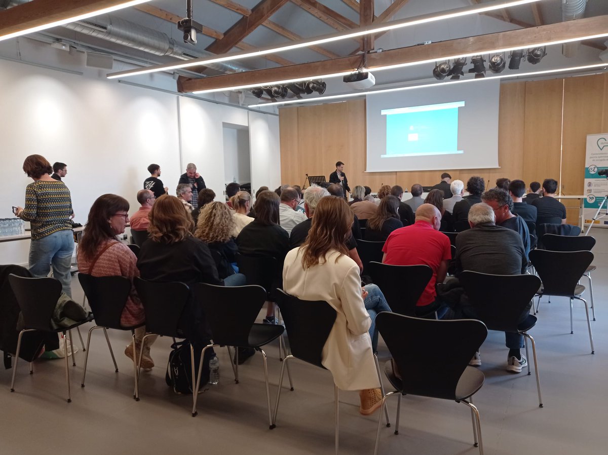 bibliomolins's tweet photo. Us deixem unes imatges de la presentació del projecte #Dumpway de gestió intel·ligent de recollida de contenidors, a la #BibliotecaelMolí, elaborat cooperativament per @EASOPolitek, @iesteveterradas i @bernatelferrer 🤖 https://t.co/CsFjmQKGv5