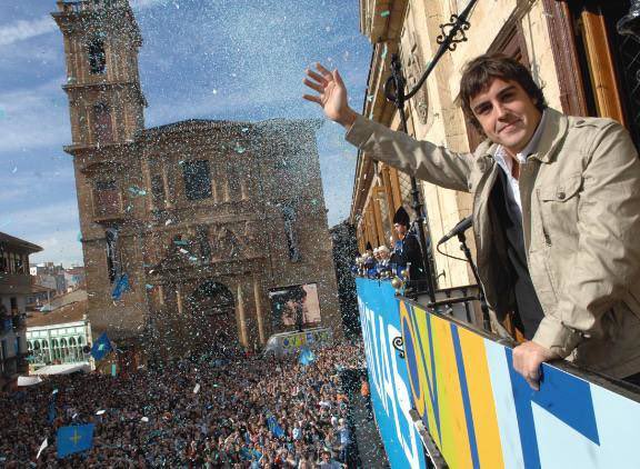 Oviedo, 2005.

Fernando Alonso mueve "un poco" de gente al parecer.

El deportista más influyente de todos los tiempos.
