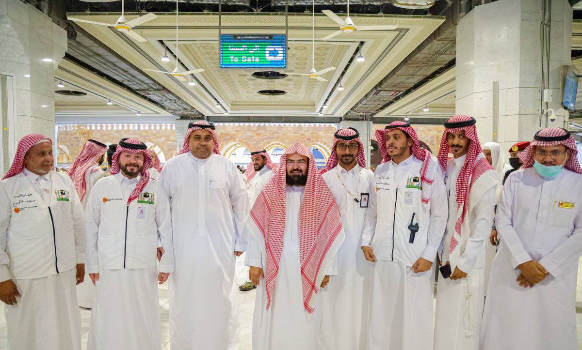 AlharamainSA's tweet photo. هنأهم على ما تحقق من نجاح ودعاهم لمزيد من الجهد استعداداً للمواسم القادمة؛ الرئيس العام يثني على جهود المساعدين والوكلاء ومنسوبي الرئاسة خلال شهر رمضان المبارك

https://t.co/LK4wE401Nf

#رئاسة_شؤون_الحرمين https://t.co/kudNUiNSPw