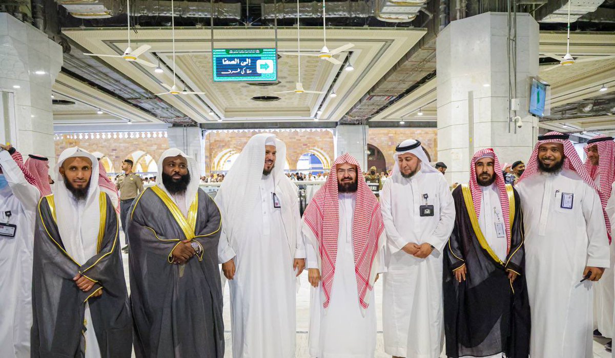 AlharamainSA's tweet photo. هنأهم على ما تحقق من نجاح ودعاهم لمزيد من الجهد استعداداً للمواسم القادمة؛ الرئيس العام يثني على جهود المساعدين والوكلاء ومنسوبي الرئاسة خلال شهر رمضان المبارك

https://t.co/LK4wE401Nf

#رئاسة_شؤون_الحرمين https://t.co/kudNUiNSPw