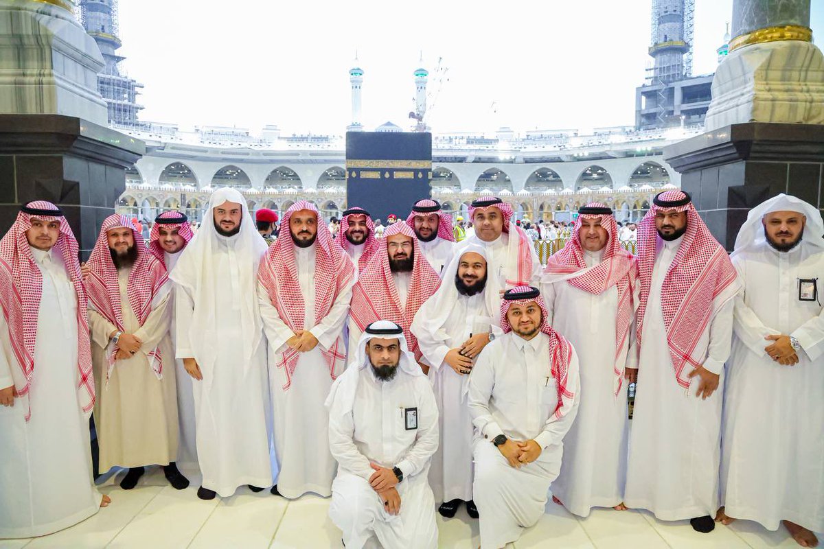 AlharamainSA's tweet photo. هنأهم على ما تحقق من نجاح ودعاهم لمزيد من الجهد استعداداً للمواسم القادمة؛ الرئيس العام يثني على جهود المساعدين والوكلاء ومنسوبي الرئاسة خلال شهر رمضان المبارك

https://t.co/LK4wE401Nf

#رئاسة_شؤون_الحرمين https://t.co/kudNUiNSPw