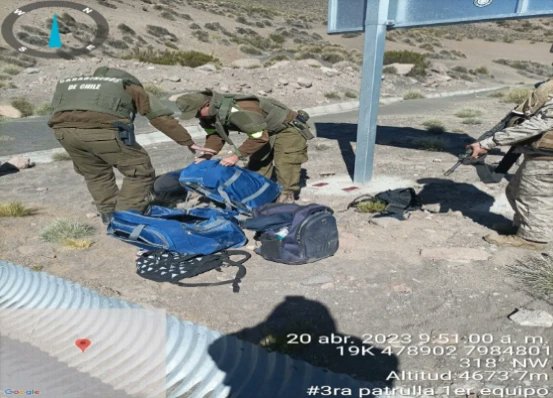 jdnarica's tweet photo. En un patrullaje por la Ruta CH-11 integrantes de la JAF., interceptaron a tres hombres de Nacionalidad Boliviana en el control se encontraron dos bultos, ante lo cual se procedió a llamar a Carabineros, quienes adoptan el procedimiento, encontrándose cuarenta kilos de marihuana. https://t.co/f0TFxG0xLr