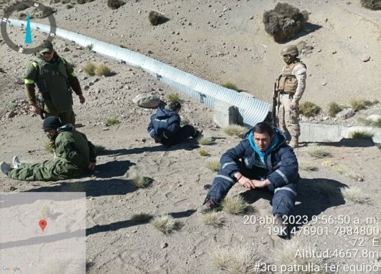 jdnarica's tweet photo. En un patrullaje por la Ruta CH-11 integrantes de la JAF., interceptaron a tres hombres de Nacionalidad Boliviana en el control se encontraron dos bultos, ante lo cual se procedió a llamar a Carabineros, quienes adoptan el procedimiento, encontrándose cuarenta kilos de marihuana. https://t.co/f0TFxG0xLr