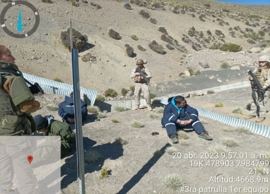 jdnarica's tweet photo. En un patrullaje por la Ruta CH-11 integrantes de la JAF., interceptaron a tres hombres de Nacionalidad Boliviana en el control se encontraron dos bultos, ante lo cual se procedió a llamar a Carabineros, quienes adoptan el procedimiento, encontrándose cuarenta kilos de marihuana. https://t.co/f0TFxG0xLr