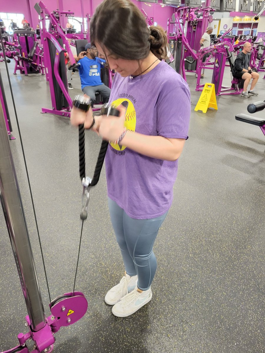 mckaley07_18's tweet image. Getting my arms stronger to make my swing better💪🏼💣💥 #alwaysworking @UNITY_BK2 @TopPreps @TAProfileAPP @AScholarsBrand @DfwSho @FromThe815 @UncommittedUTR @Softball_Home @SoftballDown @LegacyLegendsS1 @SBRRetweets @SunilSunderRaj3 @BBOS_Nation @City14u @IHartFastpitch