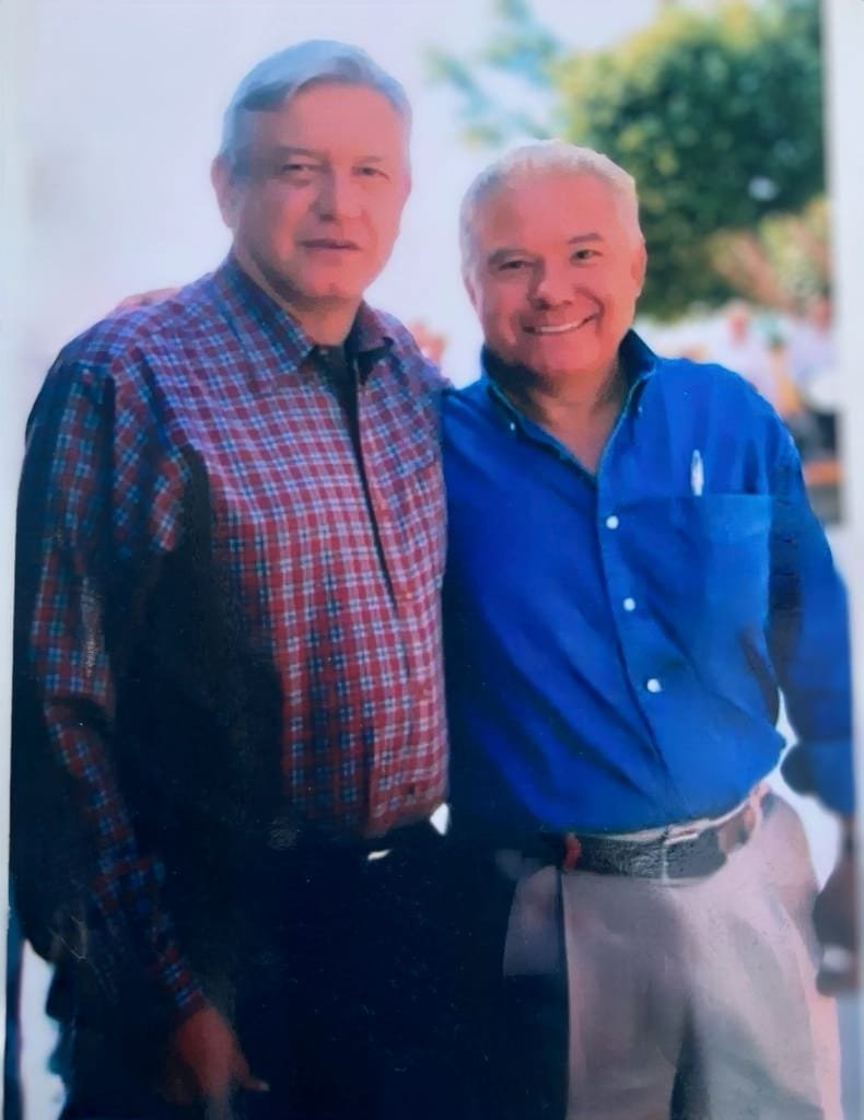 JSALGADOBRITO's tweet photo. Entre las fotos del recuerdo me encontré esta tomada en Temoac, acompañando a nuestro hoy Presidente Andrés Manuel López Obrador, en el recorrido por los Municipios de Morelos para integrar los Comités del Movimiento de Regeneración Nacional. https://t.co/FdD4dNj0DZ