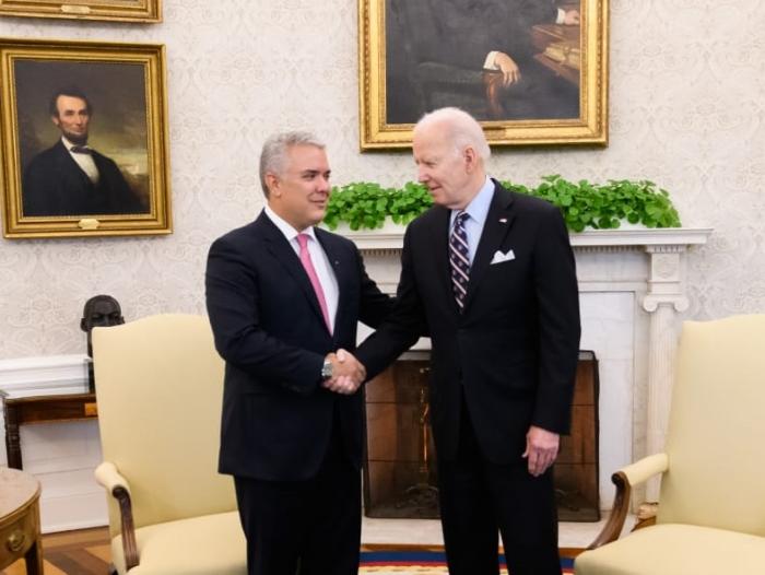 marcelamvzyya's tweet photo. Si mi memoria no me falla Iván Duque estuvo ahí sentado...solo digo🤷🏻‍♀️🤷🏻‍♀️ https://t.co/8CGA8ZyIsd