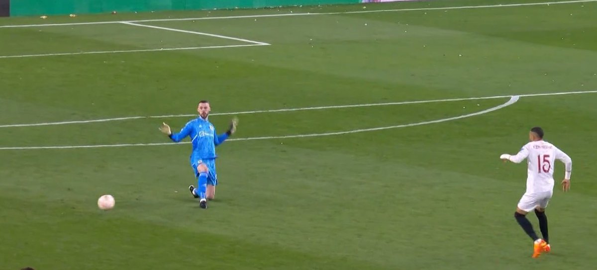MercFootball's tweet photo. De Gea probably with one of his worst ever games...

Sevilla 3-0 Man Utd  #SEVMUN https://t.co/FLwdPj60uu