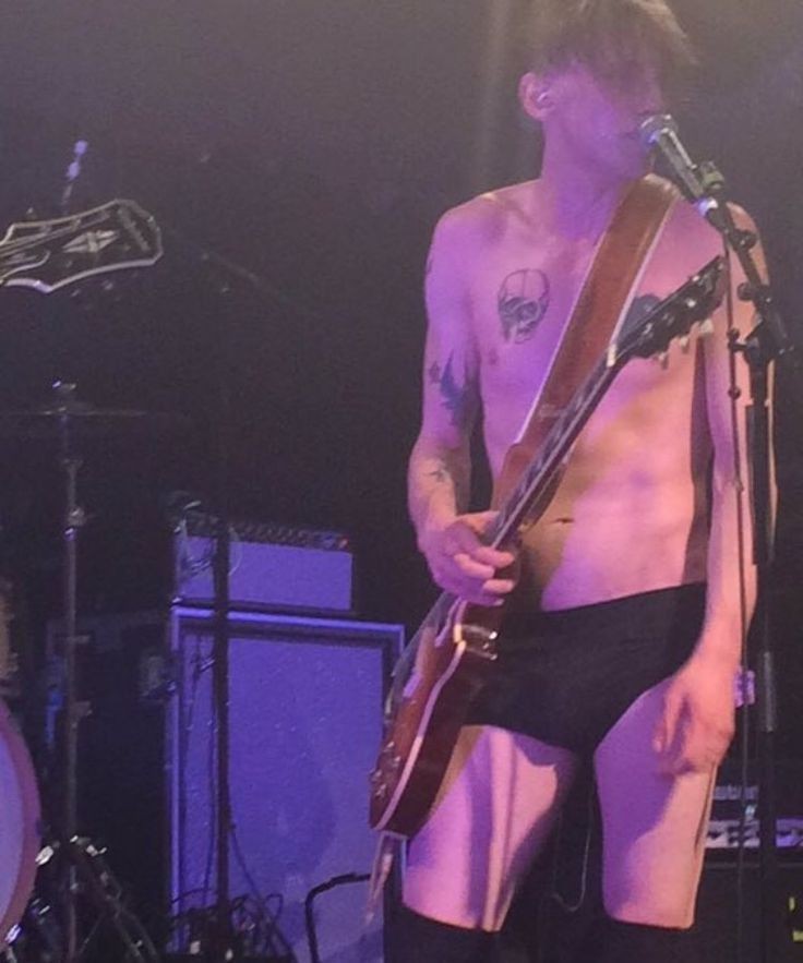 jamiebowerBOT_'s tweet image. Darlings, acabei de lembrar que quando eu estava na minha banda (counterfeit) eu já cantei no palco de cueca.
DE CUECA!!!
O que eu tinha na cabeça????? 🫣