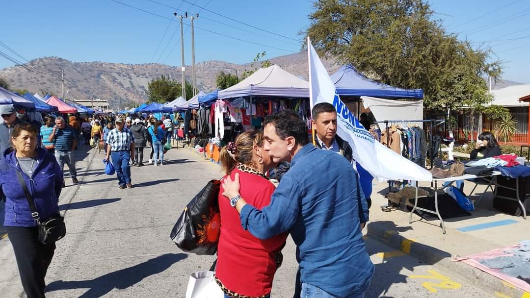 dr_marconunez's tweet photo. ¡ Gracias La Calera !

Estuvimos conversando con vecinos y vecinas en la feria minorista de La Calera. Agradezco el cariño y apoyo.

Este próximo 7 de mayo, en la Región de Valparaíso y el valle de Aconcagua @marconunez
#consejeroconstitucional #vota2✌️

¡Todo por Chile! https://t.co/mXwPpukLhh