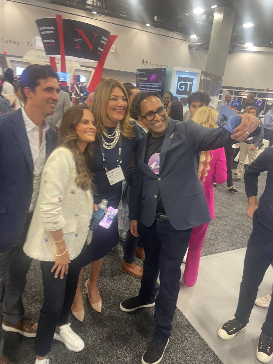 mdcpresident's tweet photo. Selfies with some remarkable leaders and partners who are transforming Miami's tech ecosystem! #MiamiTech #MDCTech @melmedina305 @saif305 @lab_22c 📷🚀 https://t.co/Fi0PtF63Bk