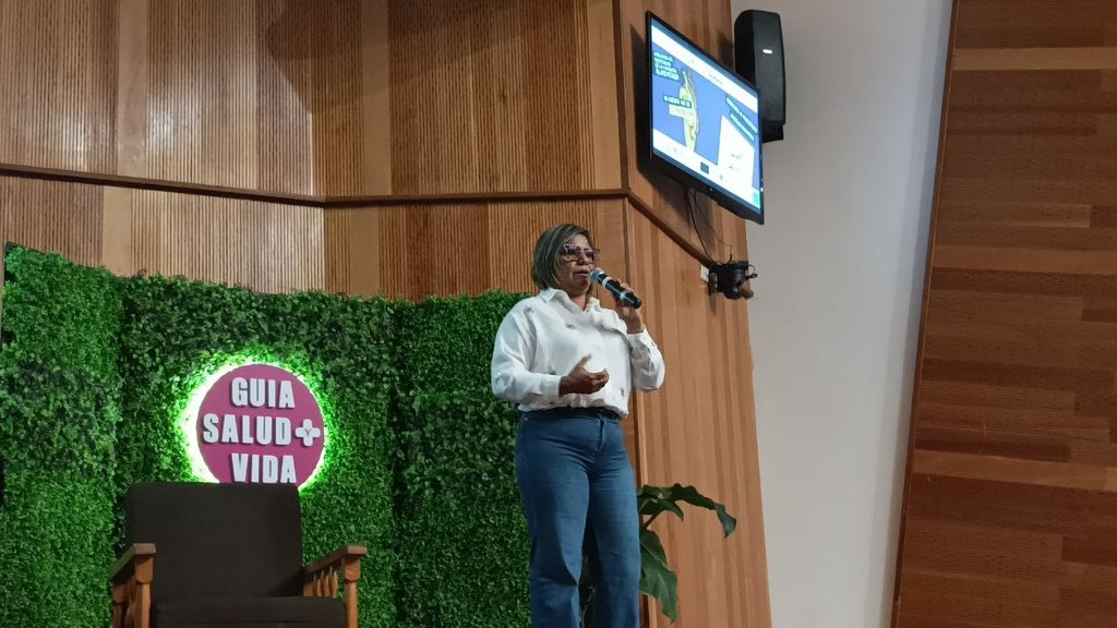 UcabGuayana's tweet photo. La segunda ronda de ponencias inicia con la Lcda. Yamilet Pinto - @YamiletPinto - (Psicóloga) desde el rol vital de la familia en la superación de los TCA:

"La familia es la base y es su deber acompañar para lograr superar" https://t.co/WtzIqyIcu2