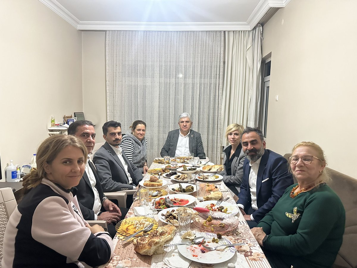 Ramazan ayının son iftarında, sofrasını bizlere açan Hataylı depremzede ailemize Çankaya İlçe Başkanımız Fahri Yıldırım ve Milletvekili adayımız Elif Topkaya Sevinç ile beraber misafir olduk. 

#SanaSöz 

Depremzedelere evlerini 5 kuruş almadan yapıp teslim edeceğiz!