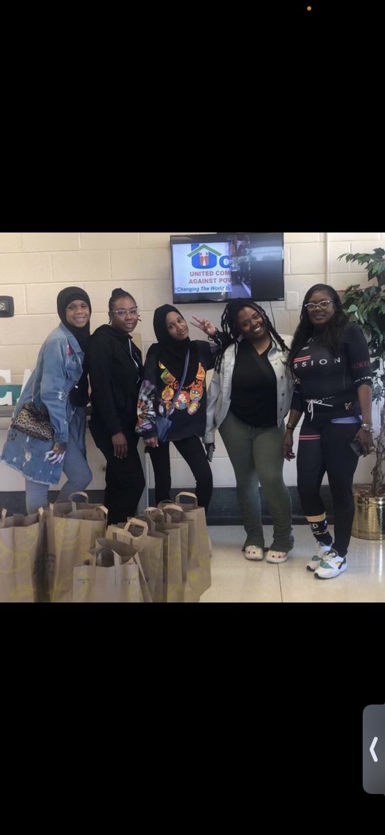 YUNGTENDA_'s tweet photo. Yesterday we had the pleasure of servicing the women and children of UCAP women &amp; kids shelter. We provided things they needed, they were so grateful and sweet. I know Allah is truly please with us🤲🏾💫💚 Alhamdulillah #PsCares #PsGang #BlackGirlMagic #Ramadan https://t.co/fXprzT16QT