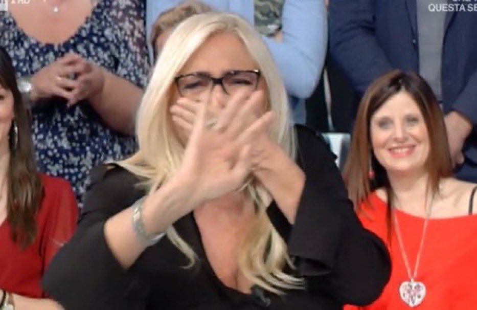 SparkleInMyStep's tweet photo. ma gli italo americani hanno preso in ostaggio quel tipo #pechinoexpress https://t.co/LuCsYIUkc4