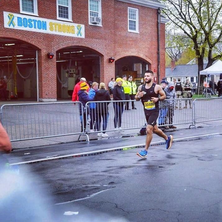 La retrospectiva de este jueves no podía ser otra, la Maratón de Boston y la presencia allí de un cubano que cumplió un sueño y fue feliz bajo la lluvia mientras corría en la maratón más tradicional del mundo. Llegó a ella gracias a @llego_boston y al ap… instagr.am/p/CrRTZ6AtLOz/